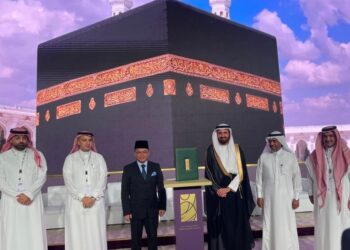 MOHD. NA’IM Mokhtar bergambar selepas menerima Anugerah Labaitom kategori Perkhidmatan Bimbingan Haji Terbaik Dunia Islam di Jeddah, Arab Saudi. - GAMBAR IHSAN TH