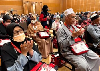 SEKITAR suasana pelepasan bakal jemaah haji KT03 di MHCC malam tadi - FB TABUNG HAJI