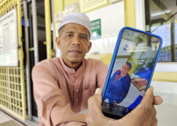 HAMZAH Mohamad menunjukkan wajah pelaku dalam kes kecurian duit tabung Masjid Kariah Tanah Datar, Chengkau, Rembau. - UTUSAN/NOR AINNA HAMZAH