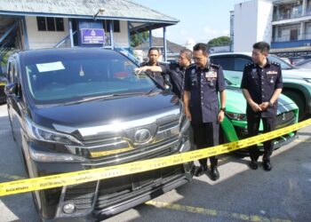 MOHD. Yusri Hassan Basri (kiri) menunjukkan kenderaan yang dirampas dalam serbuan dadah di Pantai Remis Sabtu lalu pada sidang akhbar di IPK Perak, Ipoh hari ini. - UTUSAN/MUHAMAD NAZREEN SYAH MUSTHAFA