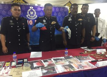 WAN MOHD. ZAHARI Wan Busu (dua, kiri) menunjukkan cat merah yang sudah dibungkus untuk dilemparkan ke rumah atau kereta peminjam serta rantai bermangga yang digunakan suspek untuk mengunci pintu pagar rumah dalam sidang akhbar di Ibu Pejabat Polis Kuantan di Kuantan, Pahang. - UTUSAN/ DIANA SURYA ABD WAHAB