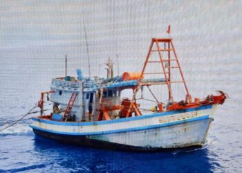 SALAH sebuah bot nelayan Vietnam yang ditahan ketika menangkap ikan di perairan negara dekat Kuala Terengganu, semalam.