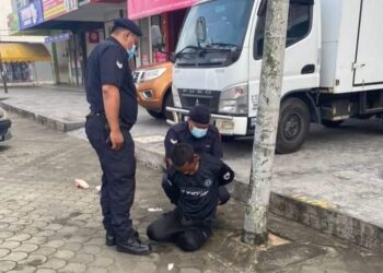 LELAKI warga Myanmar  diberkas orang awam setelah cubaannya menculik kanak-kanak berusia empat tahun di tepi jalan berdekatan Pusat Dagangan Batu 3, di Kuantan, Pahang. - IHSAN PDRM KUANTAN