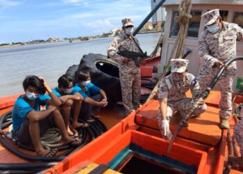 ARIFFIN Ghazali memeriksa tempat penyimpanan minyak diesel dalam bot nelayan Vietnam di jeti   Maritim Malaysia,  Kuala Terengganu, hari ini. - UTUSAN/TENGKU DANISH BAHRI TENGKU YUSOFF