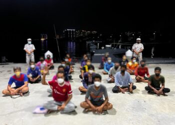 SERAMAI 22 PATI dari Thailand ditahan Maritim Malaysia Pulau Pinang dalam Op Benteng Laut pada kedudukan kira-kira 1.66 kilometer utara Monkey Beach, Balik Pulau, Pulau Pinang semalam.