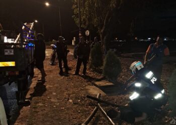 ANGGOTA polis menahan suspek selepas mencuri kabel dan wayar tembaga di pencawang milik sebuah syarikat telekomunikasi di Jalan Cinta Sayang, Sungai Petani.