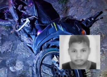 KEADAAN motosikal ditunggang Muhammad Ashraf Abdullah (gambar kecil) selepas terlibat kemalangan di Kilometer 197.5 PLUS arah Selatan berhampiran Alor Gajah, Melaka. - UTUSAN/DIYANATUL ATIQAH ZAKARYA