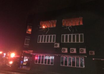 KEADAAN bangunan asrama Tahfiz Rendah As Sofa di Dataran Sentral di Seremban yang terbakar. - IHSAN BOMBA