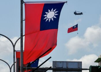 HELIKOPTER CH-47 Chinook membawa bendera Taiwan semasa sambutan Hari Kebangsaan di Taipei.-AFP
