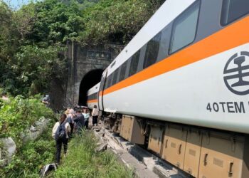 GAMBAR dari Pusat Operasi Kecemasan Pusat Taiwan menunjukkan insiden kereta api tergelincir di dalam terowong di Hualien. -AFP
