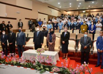 TUANKU Syed Faizuddin Putra Jamalullail (tengah) berangkat merasmikan seminar Sarawak Le Tour De Borneo – From Perlis To East Malaysia 2022 anjuran Persatuan Pakar Perubatan Dalaman Maju dan Akut Serta Ultrasound Malaysia Perlis di Kuching, Sarawak.