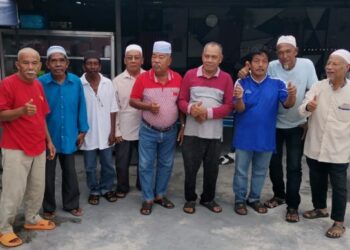 ANTARA penyokong Tajuddin Abdul Rahman yang menyatakan sokongan untuk terus menyokong Ahli Parlimen Pasir Salak itu ketika ditemui di Chenderong Balai di Pasir Salak, Perak, hari ini. - UTUSAN/AIN SAFRE BIDIN