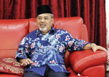 TAJUDDIN Abdul Rahman dalam sidang akhbar pada Majlis Rumah Terbuka Aidilfitri di kediamannya di Kampung Gajah di Pasir Salak hari ini. - UTUSAN/MUHAMAD NAZREEN SYAH MUSTHAFA