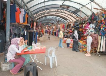 Penduduk di Pengkalan Kubor menjalani kehidupan seperti biasa walaupun berlaku kejadian letupan dan berbalas tembakan di  Selatan Thai Rabu lalu.