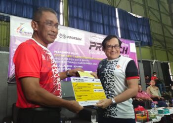 TAKIYUDDIN Hassan (kiri) menyerahkan sumbangan cek kepada Presiden PBNK Dr. Naharuddin Hashim selepas merasmikan Kejohanan Badminton Protech Seluruh Kelantan 2022 di Kota Bharu, Kelantan hari ini. -UTUSAN/YATIMIN ABDULLAH