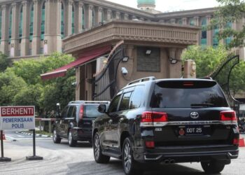 KENDERAAN yang membawa Menteri di Jabatan Perdana Menteri, Datuk Seri Takiyuddin Hassan tiba bagi perjumpaan khas  di Bangunan Perdana Putra, Putrajaya semalam. – utusan/FAISOL MUSTAFA