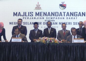 TAKIYUDDIN Hassan menyaksikan Menteri Besar Selangor, Datuk Seri Amirudin Shari (kiri) pada Majlis Menandatangani Perjanjian Sempadan Darat diantara Negeri Selangor dengan Negeri Sembilan di Sepang, Selangor. - FOTO/FAISOL MUSTAFA