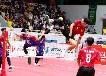 Walaupun membawa pasukan Malaysia meraih 3 pingat perak dan 2 gangsa ketika Sukan SEA Hanoi namun Abdul Talib tetap dikritik.