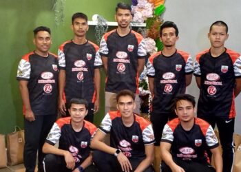 BARISAN pemain Melaka yang akan memikul cabaran dalam acara regu dan double di Kejohanan Sepak Takraw Piala Tun Ali 2022. - UTUSAN/AMRAN MULUP