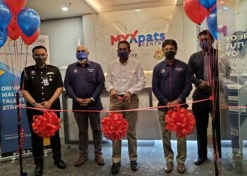 THOMAS Matthew (dua dari kanan) ketika merasmikan pejabat baharu TalentCorp di Bayan Baru, Pulau Pinang hari ini.