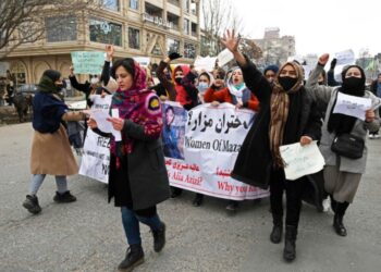 GOLONGAN wanita menganjurkan protes bagi menuntut hak kebebasan di Kabul.-AFP