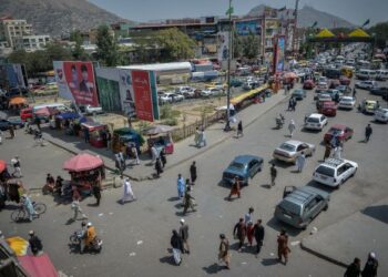 PEMANDANGAN di salah sebuah kawasan pasar di Kote Sangi, Kabul yang dipenuhi penduduk tempatan selepas Taliban mengambil alih pemerintahan negara itu. -AFP