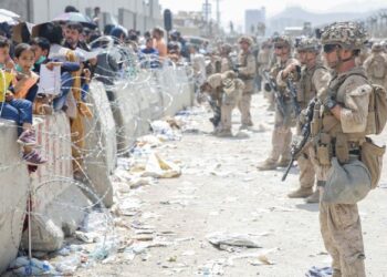 - TENTERA AS terlibat dalam proses pemindahan rakyat Afghanistan di Lapangan Terbang Antarabangsa Hamid Karzai. -AFP