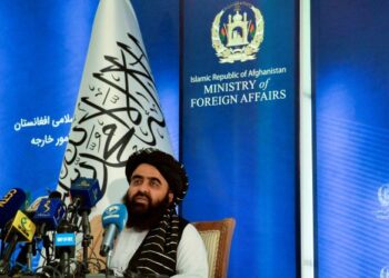 AMIR KHAN  MUTTAQI bercakap dalam sidang akhbar di pejabat Kementerian Luar di Kabul.-AFP