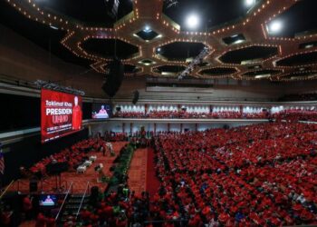 AHMAD Zahid Hamidi berucap pada Taklimat Khas Presiden UMNO di Dewan Merdeka, Pusat Dagangan Dunia Kuala Lumpur. - UTUSAN/AFIQ RAZALI
