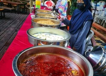 SAJIAN makanan tempatan berasaskan ikan sungai campuran asam tempoyak dan ulam-ulaman di sebuah pusat inap antara tarikan pelawat ke Taman Negara Kuala Tahan di Jerantut, Pahang.