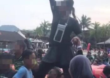 TANGKAP layar rakaman video kumpulan pengunjung beriadah di sebuah taman tema di Tambun yang didakwa gagal patuh SOP. - MEDIA SOSIAL