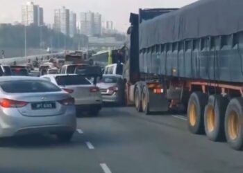 TANGKAP layar memaparkan sebuah lori merempuh beberapa buah kenderaan di Tambak Johor menghala ke Singapura.