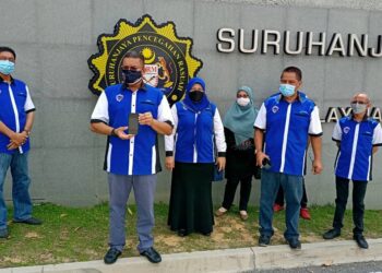 LOKMAN Adam (tengah) membuat laporan kepada SPRM berhubung projek tambak laut Melaka, di ibu pejabat SPRM, Putrajaya. - UTUSAN/MOHD. HUSNI MOHD. NOOR
