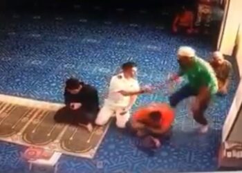 TANGKAP layar video kejadian seorang anggota TLDM ditampar oleh seorang jemaah selepas bersalam di Masjid An-Nur Pangkalan TLDM Lumut, kelmarin. - MEDIA SOSIAL