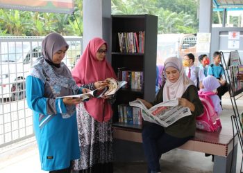 SEBAHAGIAN ibu bapa menggunakan kemudahan membaca yang disediakan di SK Gedok, Tampin, Negeri Sembilan.
