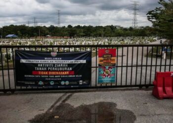 KAIN rentang larangan ziarah kubur masih terpasang di pintu pagar Tanah Perkuburan Islam Seksyen 21 di Shah Alam, Selangor mungkin menjadi sebab ahli keluarga tidak datang. - UTUSAN / ZULFADHLI ZAKI