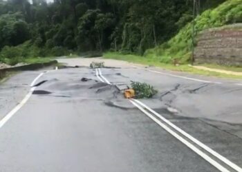 KEADAAN tanah mendapat yang berlaku di Jalan Kenyir - Aring, Hulu Terengganu, petang tadi. - UTUSAN/NOOR HAYATI MAMAT