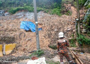 KEADAAN runtuhan tanah di Taman Mega Jaya, Ampang petang ini.