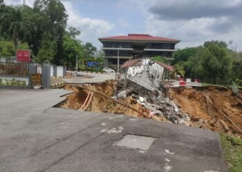 KEJADIAN tanah runtuh berdekatan bangunan milik SPRM Jalan Duta. - IHSAN BOMBA