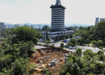 TINJAUAN tanah runtuh di Akademi SPRM, Jalan Duta, Kuala Lumpur, semalam. – FOTO/SHIDDIEQIIN ZON