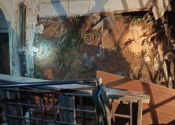 KEADAAN belakang rumah di Taman Halaman, Ampang yang dihempap tanah akibat kejadian tanah runtuh, awal pagi tadi.