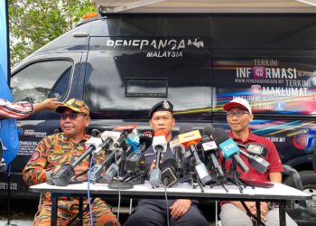 SUFFIAN Abdullah (tengah) dalam sidang akhbar perkembangan operasi SAR tragedi tanah runtuh di Jalan Batang Kali-Genting Highlands, Hulu Selangor.