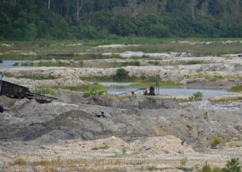 TAPAK perlombongan emas yang ditinggalkan dalam keadaan berlubang-lubang di Lubuk Mandi, Rusila, Marang, Terengganu. - UTUSAN/PUQTRA HAIRRY ROSLI