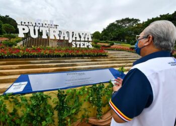 Kapsyen: ANNUAR Musa meninjau perkembangan pembinaan Tangga Putrajaya selepas raptai penuh Hari Kebangsaan 2021 di Dataran Pahlawan Negara. – FB ANNUAR MUSA