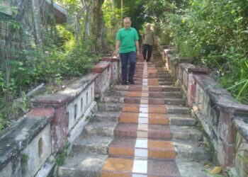 ABU JIMI Samat (depan) dan seorang rakannya menuruni anak Tangga 100 yang masih kukuh berdekatan bekas Kompleks Pentadbiran British di bandar Kuala Lipis di Lipis, Pahang. - UTUSAN/HARIS FADILAH AHMAD