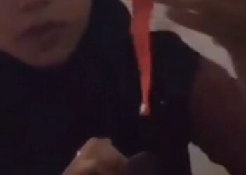 VIDEO remaja perempuan menunjukkan gelang pengawasan kuarantin berwarna merah yang tular dalam media sosial semalam. - FOTO/MEDIA SOSIAL