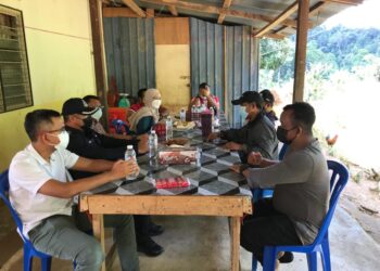 SIK Choon Foo (dua dari kiri) mengadakan perjumpaan dengan penduduk kampung Orang Asli yang diancam harimau belang di Pos Bihai, Gua Musang, Kelantan. - UTUSAN/AIMUNI TUAN LAH