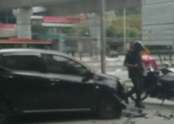 Tangkap layar rakaman video menunjukkan kemalangan membabitkan sebuah kereta dipandu melawan arus dengan sebuah motosikal di Jalan Kerinchi, Kuala Lumpur.