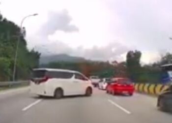 TANGKAP layar Toyota Alphard warna putih dipandu secara berbahaya.
