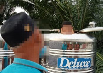 SEORANG lelaki berusia 29 tahun bersembunyi dalam tangki air di rumahnya selepas mendengar bunyi siren polis apabila dikatakan takut ditahan pihak berkuasa dekat rumahnya di Jalan Rizab Tomi di Kampung Bukit Cherakah, Jeram di Kuala Selangor, Selangor, petang tadi.